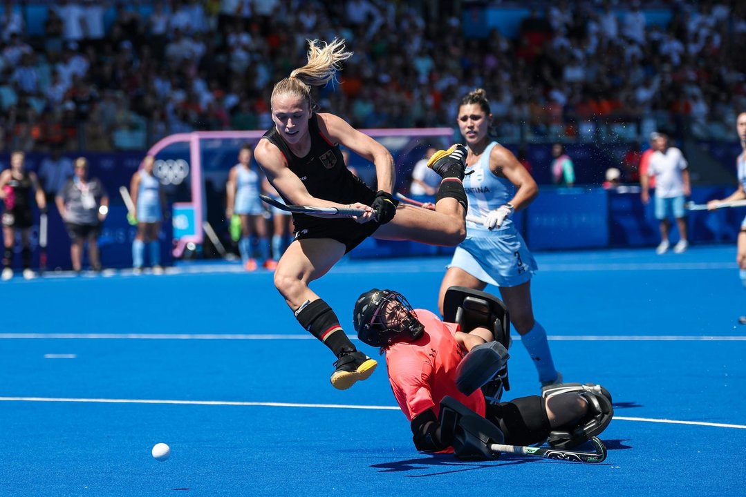 La alemana Jette Fleschuetz (c) en acción ante la portera argentina Cristina Cosentino durante el partido de cuartos de final que han jugado Alemania y Argentina en el Stade Yves du Manoir en Colombes, Francia. EFE/EPA/CHRISTOPHE PETIT TESSON