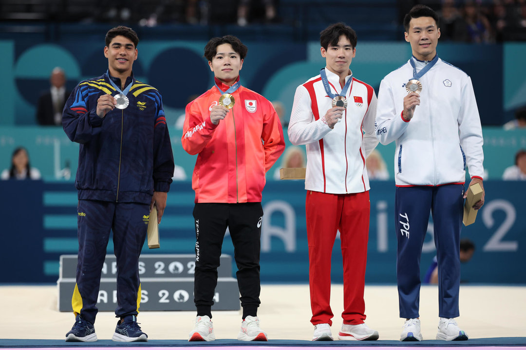 El gimnasta colombiano Ángel Barajas (i), plata; el japonés Shinnosuke Oka, oro; el chino Boheng Zhang y Chia-Hung Tang, de Taipei, bronze, posan durante la ceremonia de entrega de medallas de la final masculina de barra fija de gimnasia artística de los Juegos Olímpicos de París 2024, en el pabellón Bercy Arena, este lunes, en París. EFE/ Miguel Gutiérrez