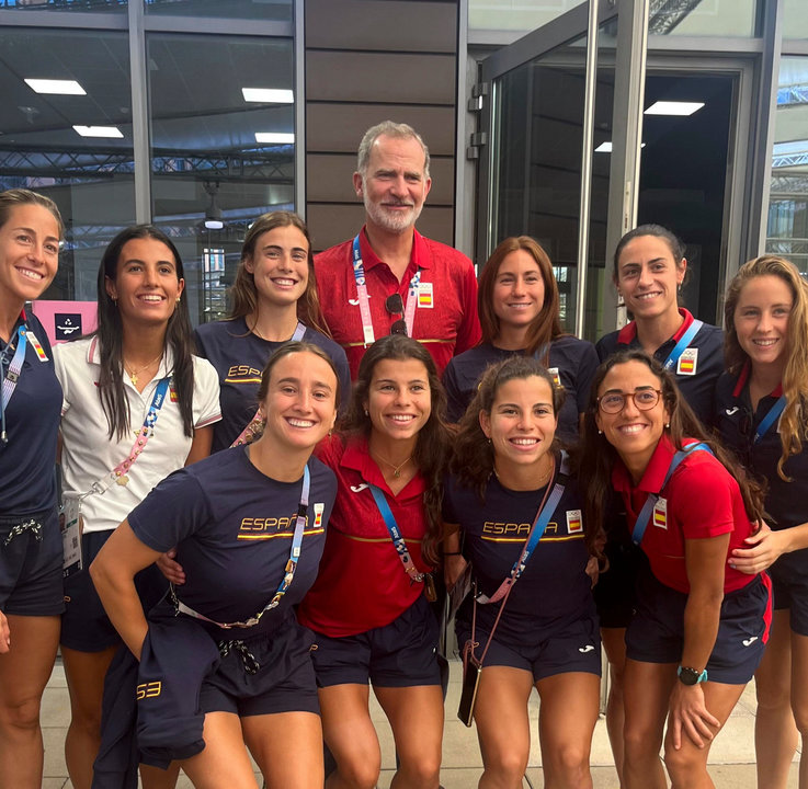 PARÍS (FRANCIA), 05/08/2024.- El rey Felipe VI visitó la Villa Olímpica para saludar a voluntarios, trabajadores y deportistas del Equipo Olímpico Español. EFE/Cuenta X Casa S.M. El Rey SOLO USO EDITORIAL