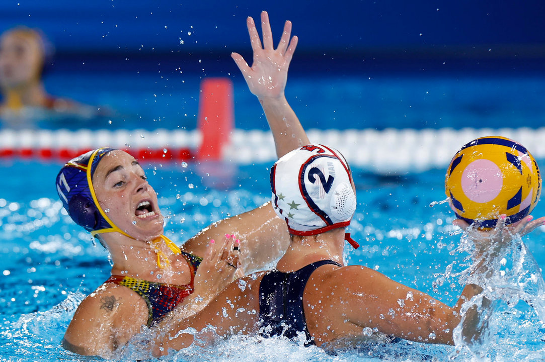 La jugadora estadounidense en acción ante la española Maica García (i) este lunes, durante el partido del Grupo B de la ronda preliminar de Waterpolo Femenino de los Juegos Olímpicos de París 2024, en el Centro Acuático de la capital francesa. EFE/ Miguel Toña