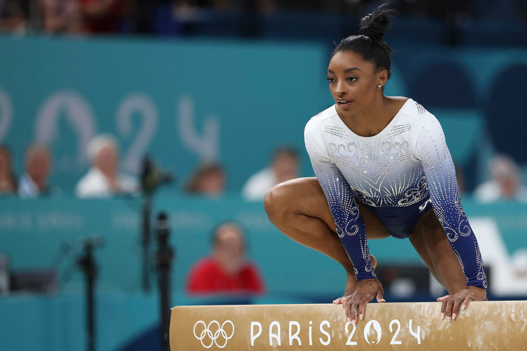 La gimnasta estadounidense Simone Biles se sube a la barra tras caerse durante su participación en la final femenina de barra de equilibrio de gimnasia artística de los Juegos Olímpicos de París 2024, en el pabellón Bercy Arena, este lunes, en París. EFE/ Miguel Gutiérrez