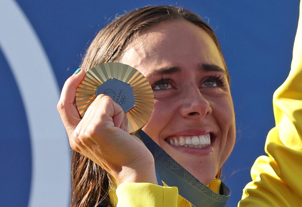 La medallista de oro Noemie Fox celebra el oro en Vaires-sur-Marne, Francia. EFE/EPA/MAXIM SHIPENKOV