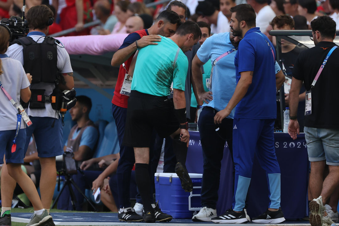 El árbitro uzbeko Ilgiz Tantashev antes del partido de semifinal de Fútbol, entre España y Marruecos, en el marco de los Juegos Olímpicos París 2024, en Marsella, Francia. EFE/Kiko Huesca