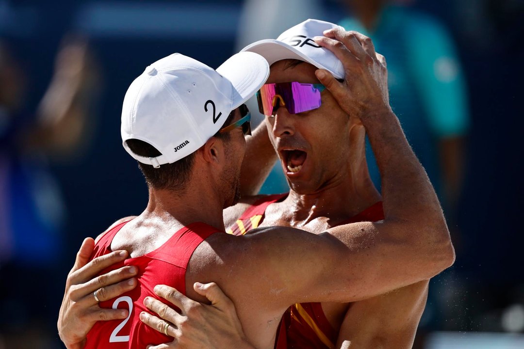 Los españoles Pablo Herrera y Adrián Gavira celebran la victoria. EFE/EPA/RITCHIE B. TONGO