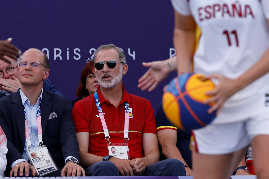 El rey Felipe VI durante la semifinal femenina de baloncesto 3x3 celebrada en el marco de los Juegos Olímpicos París 2024, este lunes, en la capital gala. EFE/ Miguel Toña