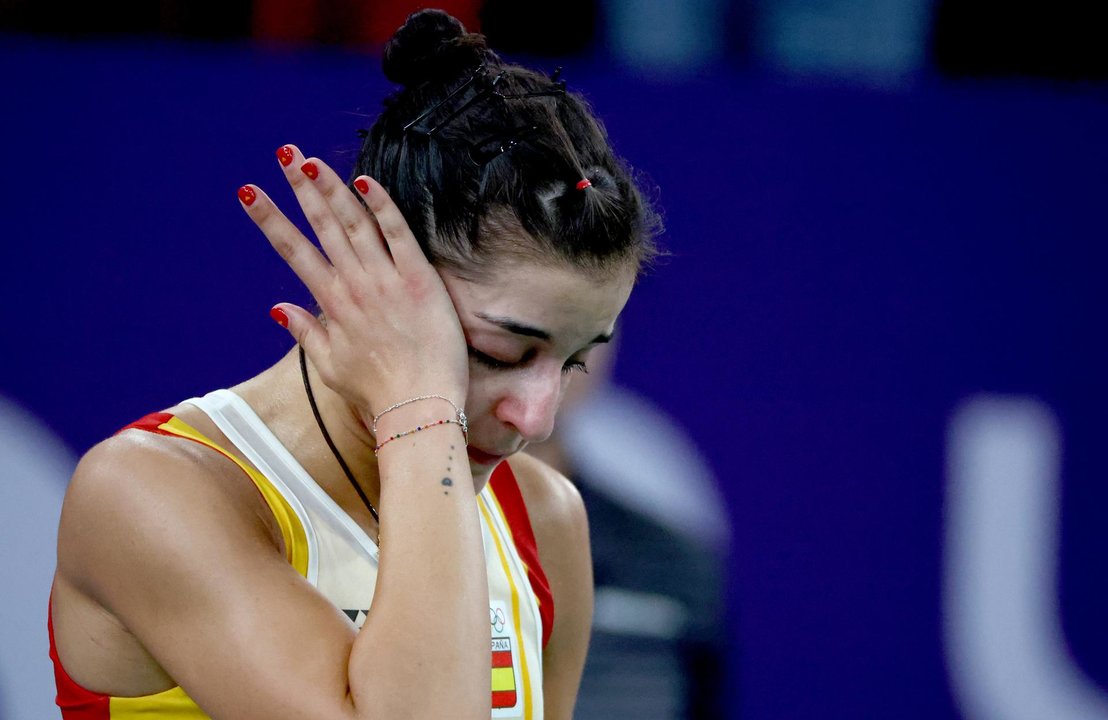 La española Carolina Marin tras lesionarse en La Chapelle Arena in Paris, Francia. EFE/EPA/DIVYAKANT SOLANKI