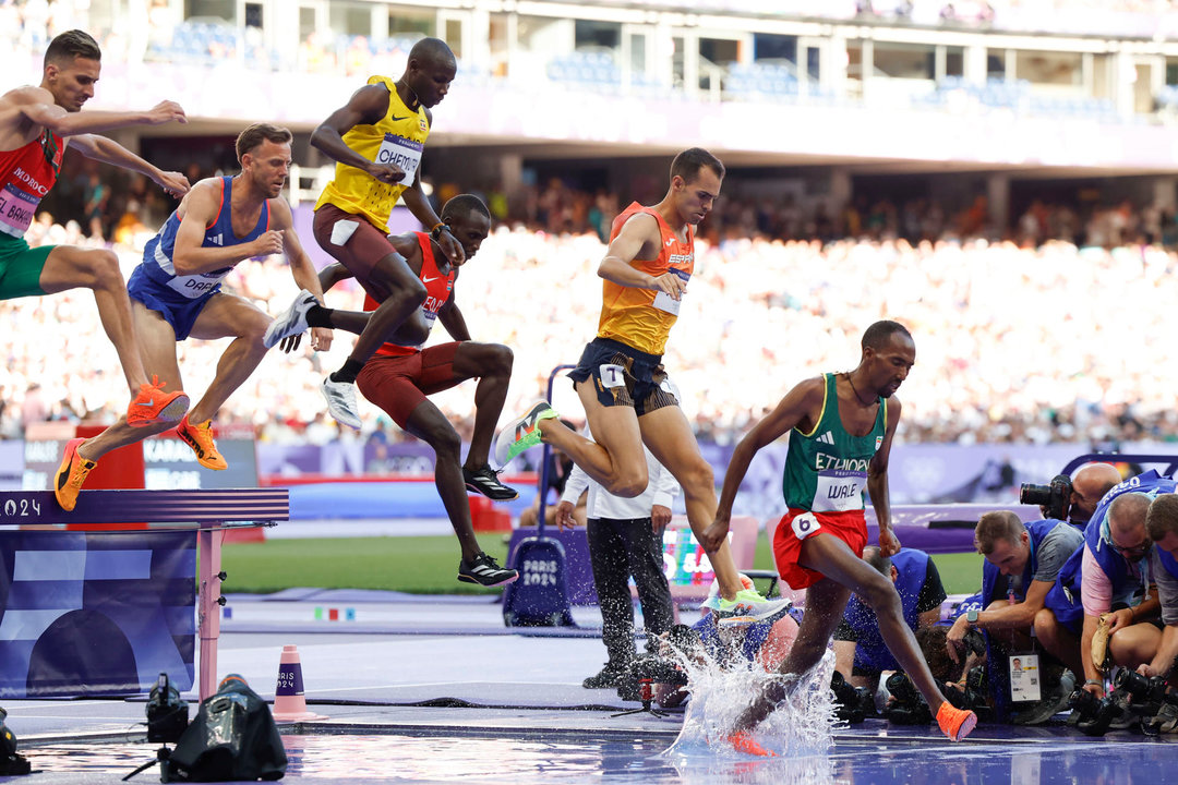 El atleta español Daniel Arce (2d) compite en la primera ronda de los 3000m Obstáculos masculino, en los Juegos Olímpicos de París 2024 en el Estadio de Francia, este lunes, en la capital gala. EFE/ Julio Muñóz