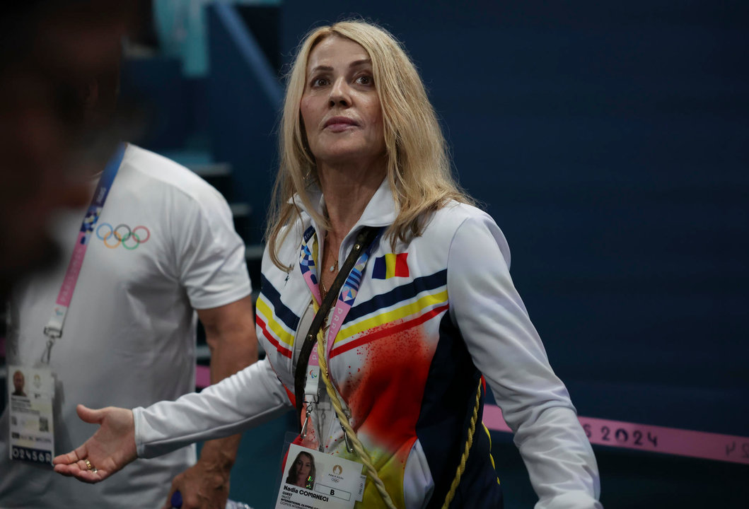 La leyenda de la gimnasia Nadia Comaneci asiste a las finales de aparatos de gimnasia artística de los Juegos Olímpicos de París 2024, en el pabellón Bercy Arena, este lunes, en París. EFE/ Miguel Gutiérrez