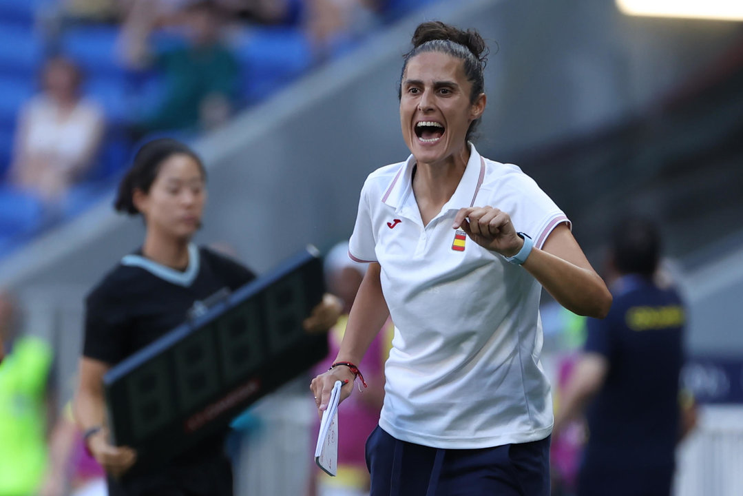 La entrenadora de España Montse Tomé da instrucciones a sus jugadoras EFE/ Kiko Huesca