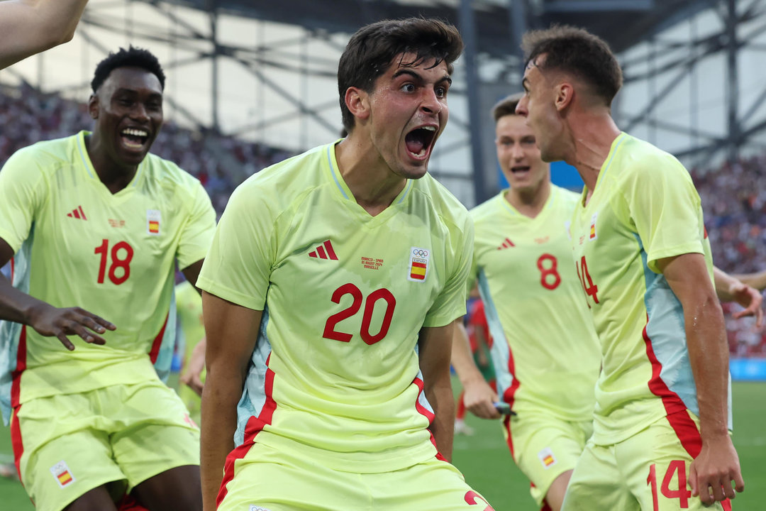 El defensa español Juanlu (c) celebra tras anotar el 1-2 ante Marruecos durante el partido de semifinal de Fútbol, entre España y Marruecos, en el marco de los Juegos Olímpicos París 2024, este lunes, en Marsella, Francia. EFE/Kiko Huesca