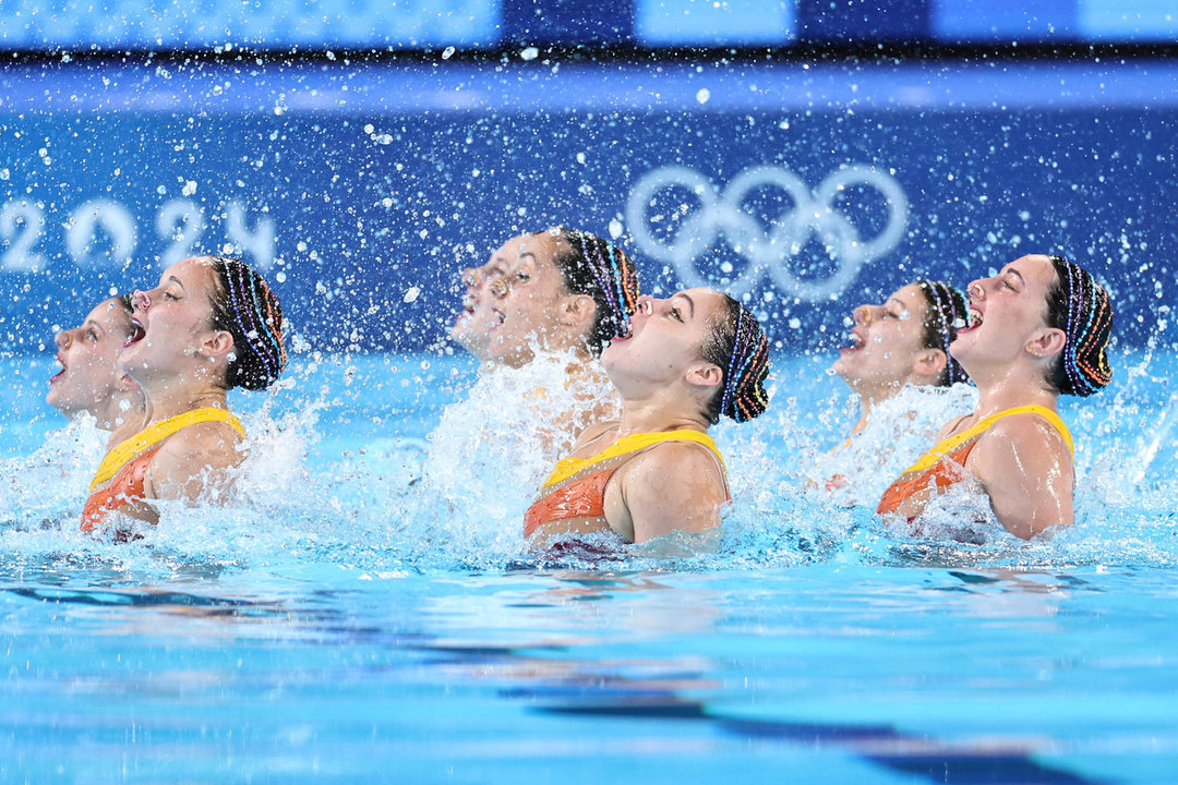 Las nadadoras del equipo español en la Rutina Técnica por Equipos de Natación Artística de los Juegos Olímpicos París 2024, en el Centro Acuático de Nanterre. EFE/Sashenka Gutiérrez