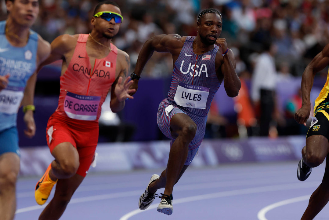 El atleta estadounidense Noah Lyles (d) compite en la primera ronda de 200m masculino, en los Juegos Olímpicos de París 2024 en el Estadio de Francia, en la capital gala. EFE/ Julio Muñoz