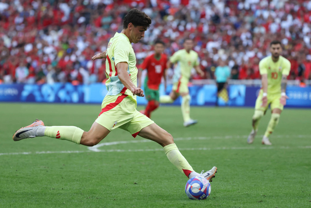 El defensa español Juanlu lanza a portería para anotar el 1-2 ante Marruecos durante el partido de semifinal de Fútbol, entre España y Marruecos, en el marco de los Juegos Olímpicos París 2024, este lunes, en Marsella, Francia. EFE/Kiko Huesca