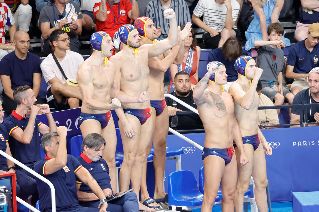 El equipo de España durante el partido de la ronda preliminar de waterpolo de los Juegos Olímpicos París 2024, que Francia y España disputaron en Nanterre, Francia.   EFE/ Lavandeira Jr