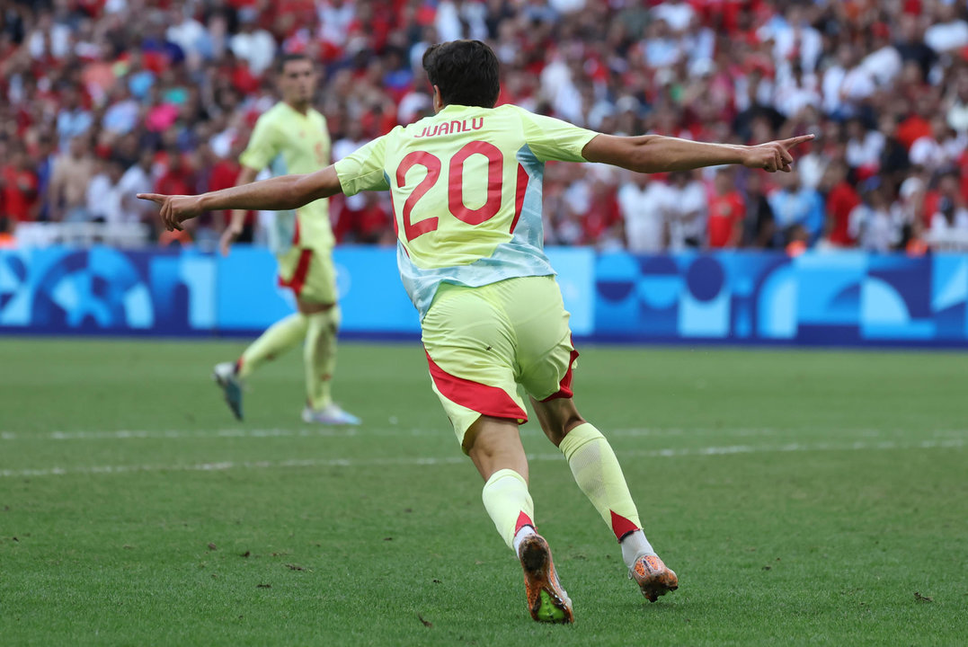 El defensa español Juanlu (c) celebra tras anotar el 1-2 ante Marruecos durante el partido de semifinal de Fútbol, entre España y Marruecos, en el marco de los Juegos Olímpicos París 2024, este lunes, en Marsella, Francia. EFE/Kiko Huesca