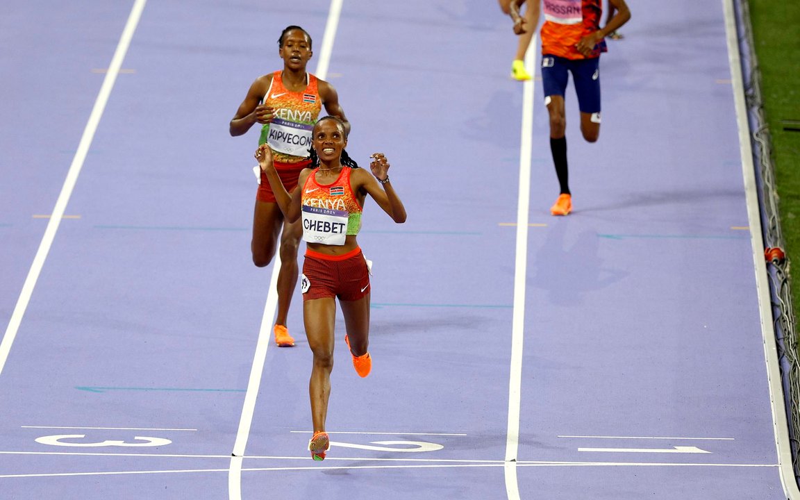 Las atletas kenianas, Beatrice Chebet y Faith Kipyegon (d), compiten en la final de 5000m femenino, en los Juegos Olímpicos de París 2024 en el Estadio de Francia, este lunes, en la capital gala.  EFE/EPA/FRANCK ROBICHON