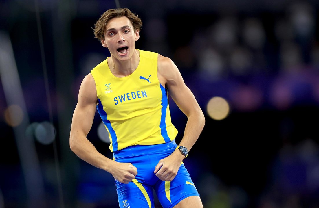 El atleta sueco Armand Duplantis compite en la final masculina de salto con pértiga, en los Juegos Olímpicos de París 2024 en el Estadio de Francia, este lunes, en la capital gala.  EFE/EPA/MARTIN DIVISEK