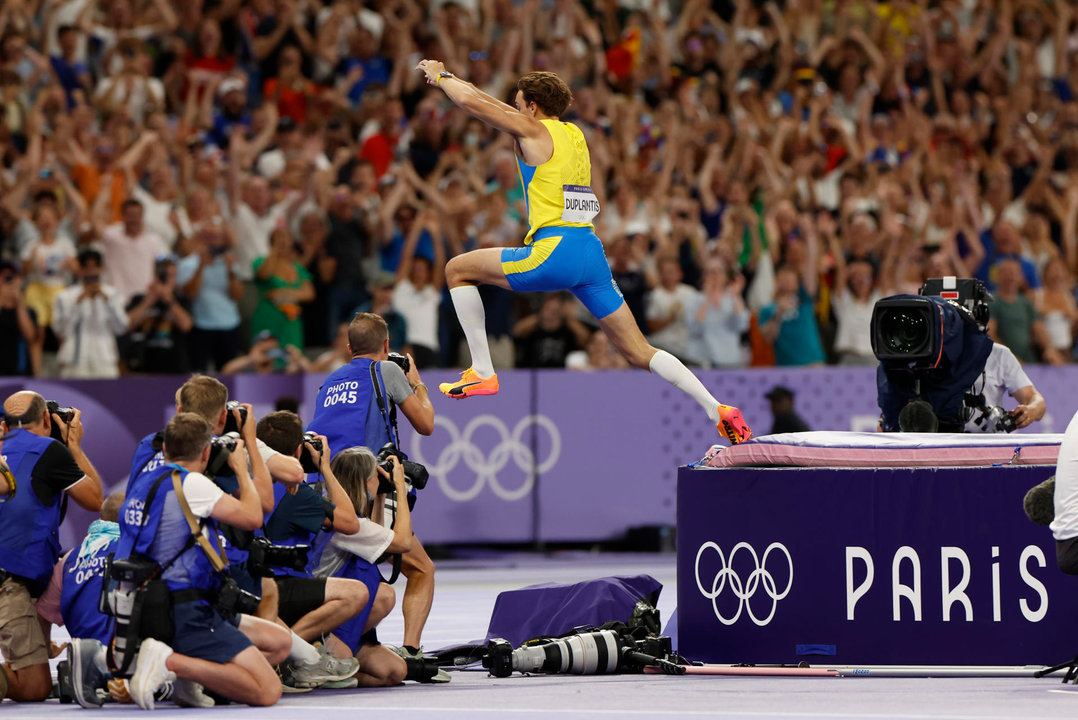 El atleta sueco Armand Duplantis compite en la final masculina de salto con pértiga, en los Juegos Olímpicos de París 2024 en el Estadio de Francia, este lunes, en la capital gala. EFE/ Julio Munoz