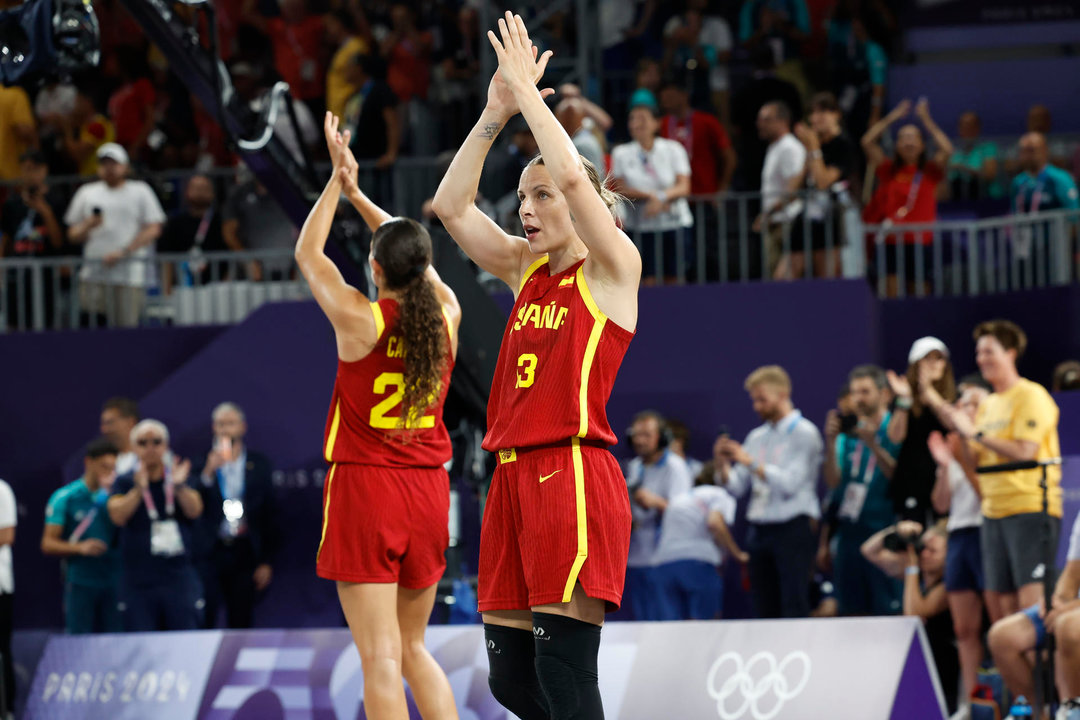 Las jugadoras españolas Juana Camilio (d) y Juana Camilión tras perder ante Alemania y conseguir medalla de plata en la final femenina de baloncesto 3x3, entre Alemania y España, celebrada en el marco de los Juegos Olímpicos París 2024, este lunes, en la capital gala. EFE/ Miguel Toña