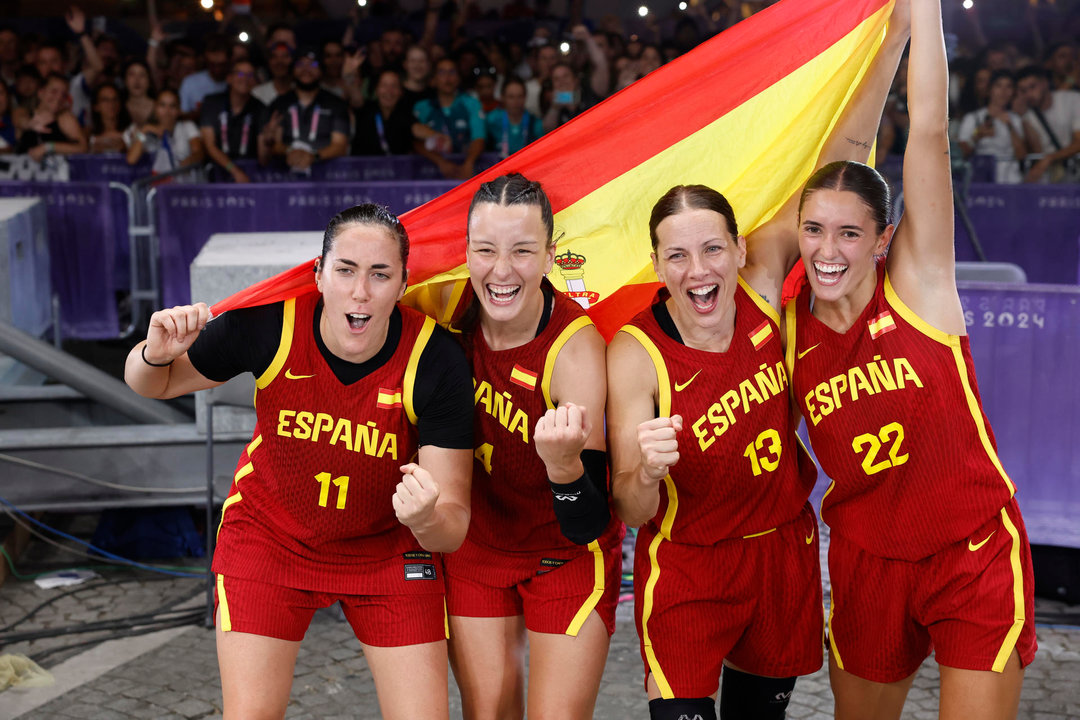 Las jugadoras españolas celebran la medalla de plata tras perder ante Alemania en la final femenina de baloncesto 3x3, entre Alemania y España, celebrada en el marco de los Juegos Olímpicos París 2024, este lunes, en la capital gala. EFE/ Miguel Toña