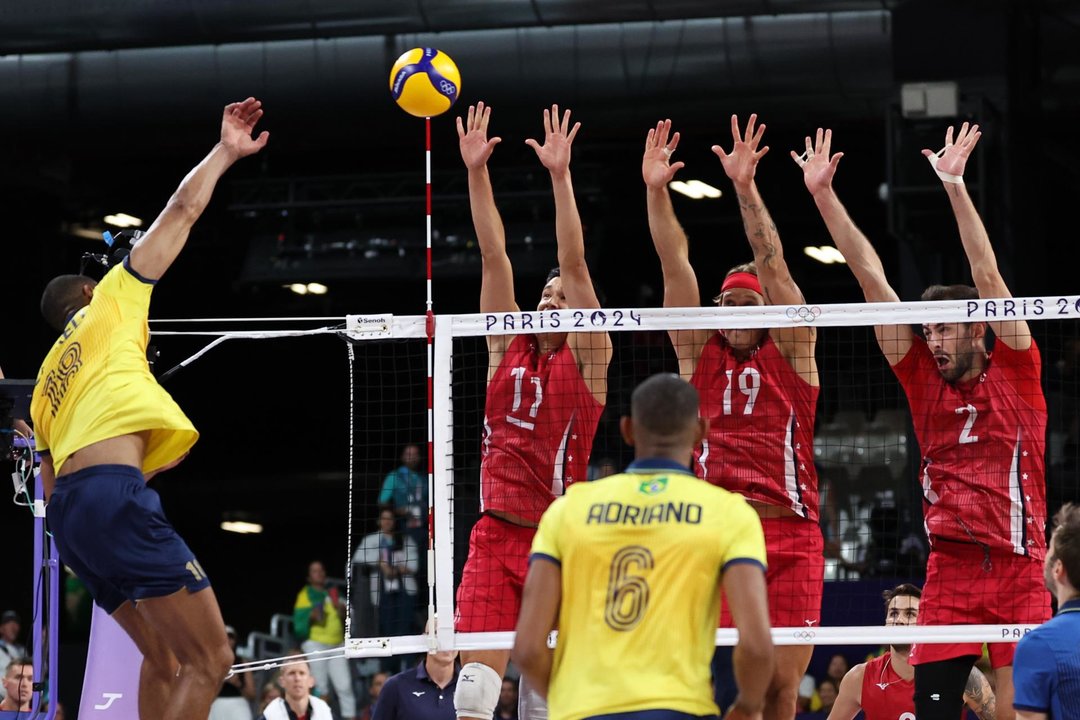 El braisleño Ricardo Lucarelli Souza (I) ante los estadounidenses Micah Christenson (2-I), Taylor Averill (2-d), y Aaron Russell. EFE/EPA/DANIEL IRUNGU