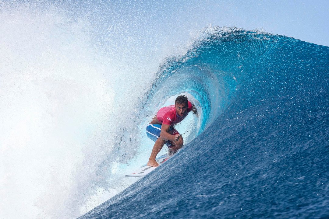 El francés Kauli Vaast fue registrado el pasado 1 de agosto, durante los cuartos de final de las competencias del surf de los Juegos Olímpicos París 2024, en Teahupo'o (Tahití,Francia) EFE/Farzy Ismail