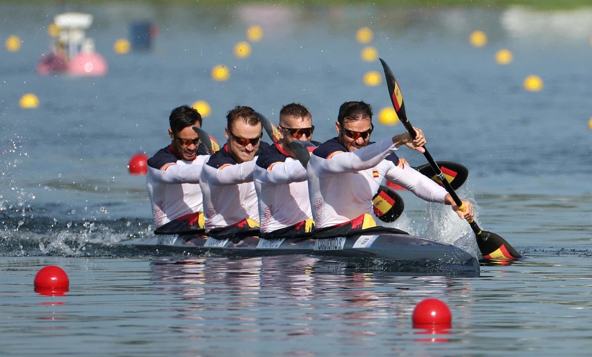 (D-I) El K-4 español, formado por Saúl Craviotto, Carlos Arévalo, Marcus Cooper y Rodrigo Germade, durante su participación en las eliminatorias de 500 m, en los Juegos Olímpicos de París 2024. EFE/EPA/ALI HAIDER