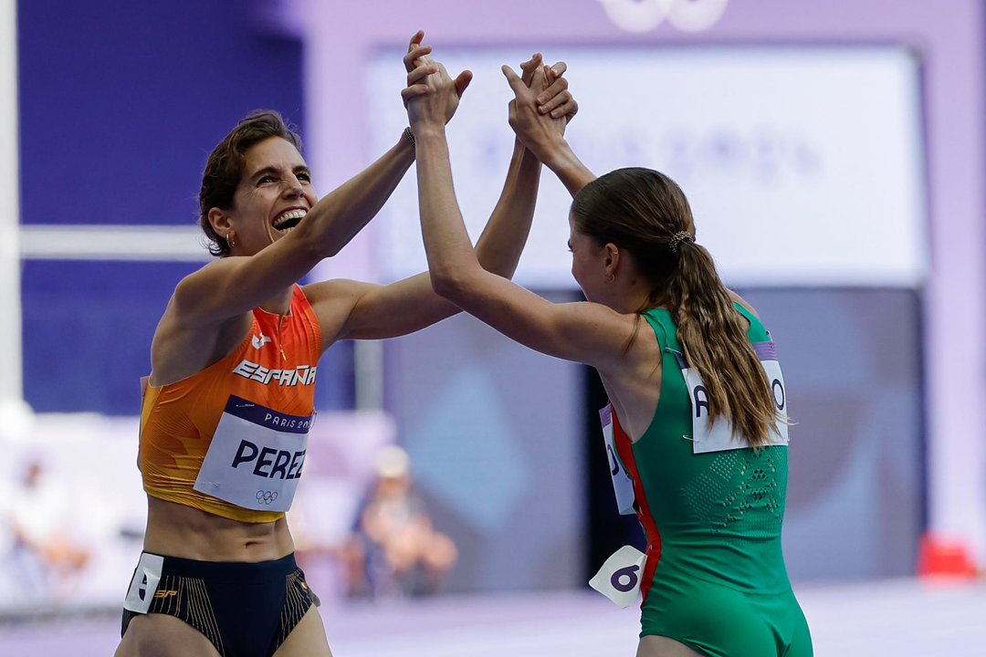 La atleta española Marta Pérez (i) celebra con la portuguesa Salomé Afonso (d), tras acabar sexta y quinta, respectivamente, en su manga clasificatoria de los 1500m femeninos en los Juegos Olímpicos París 2024 gala. EFE/Miguel Toña