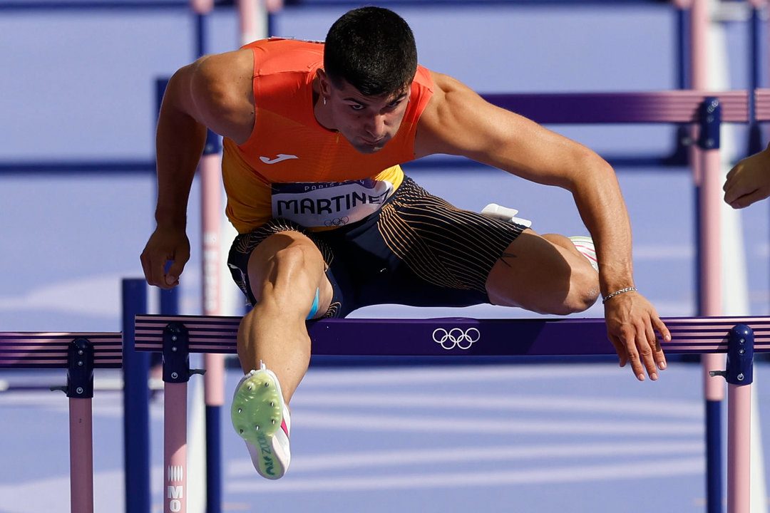 El atleta español Asier Martínez durante la repesca de los 110m valla masculinos, este lunes, en la capital gala. EFE/ Miguel Toña