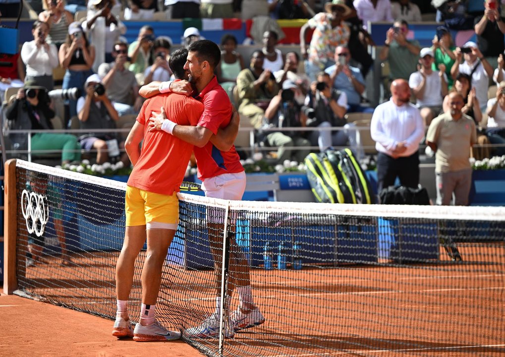 Novak Djokovic (d) y Carlos Alcaraz se saludan tras la final que ganó el serbio en los Juegos Olímpicos de París 2024. EFE/EPA/CAROLINE BLUMBERG