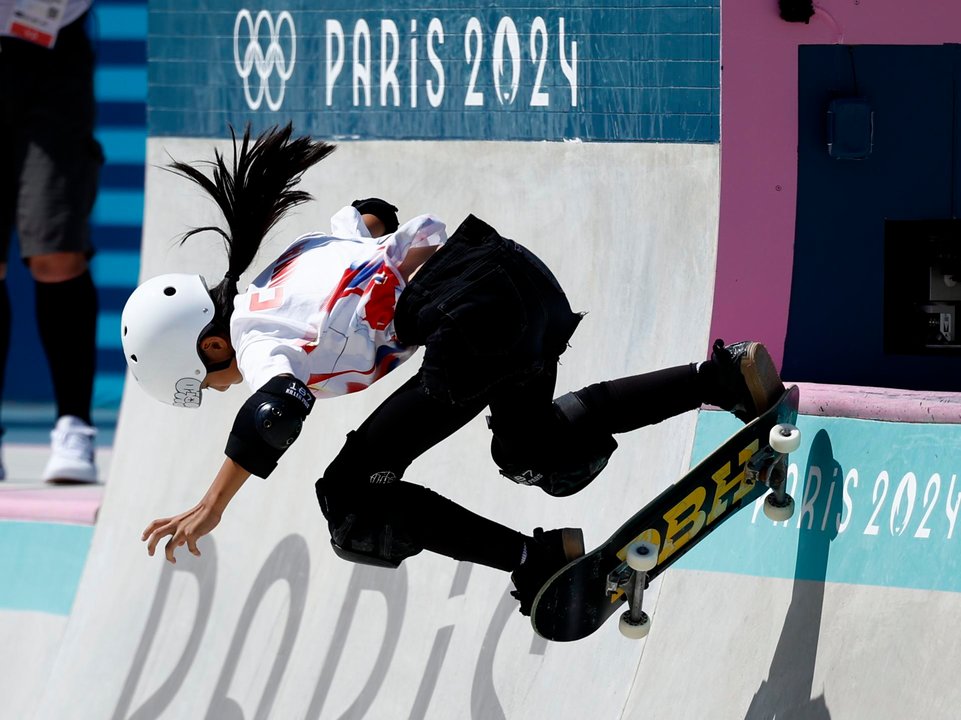 La china Haohao Zheng, de 11 años y la más joven de los Juegos de París y una de las más precoces de la historia olímpica, debuta este martes en la prueba de skateboarding, modalidad park, en la ronda clasificatoria. EFE/EPA/YOAN VALAT