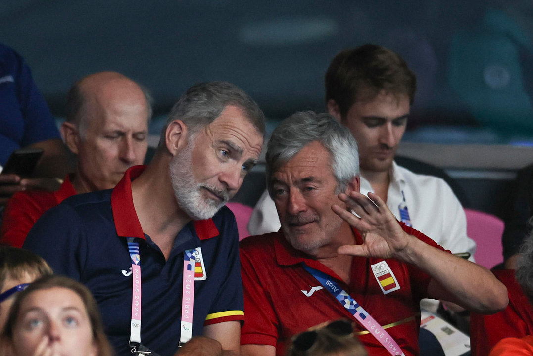 El rey Felipe VI y el presidente de la Real Federación Española de Natación, Fernando Carpena (d) asisten al partido de cuartos de final de waterpolo femenino. EFE/ Sashenka Gutiérrez