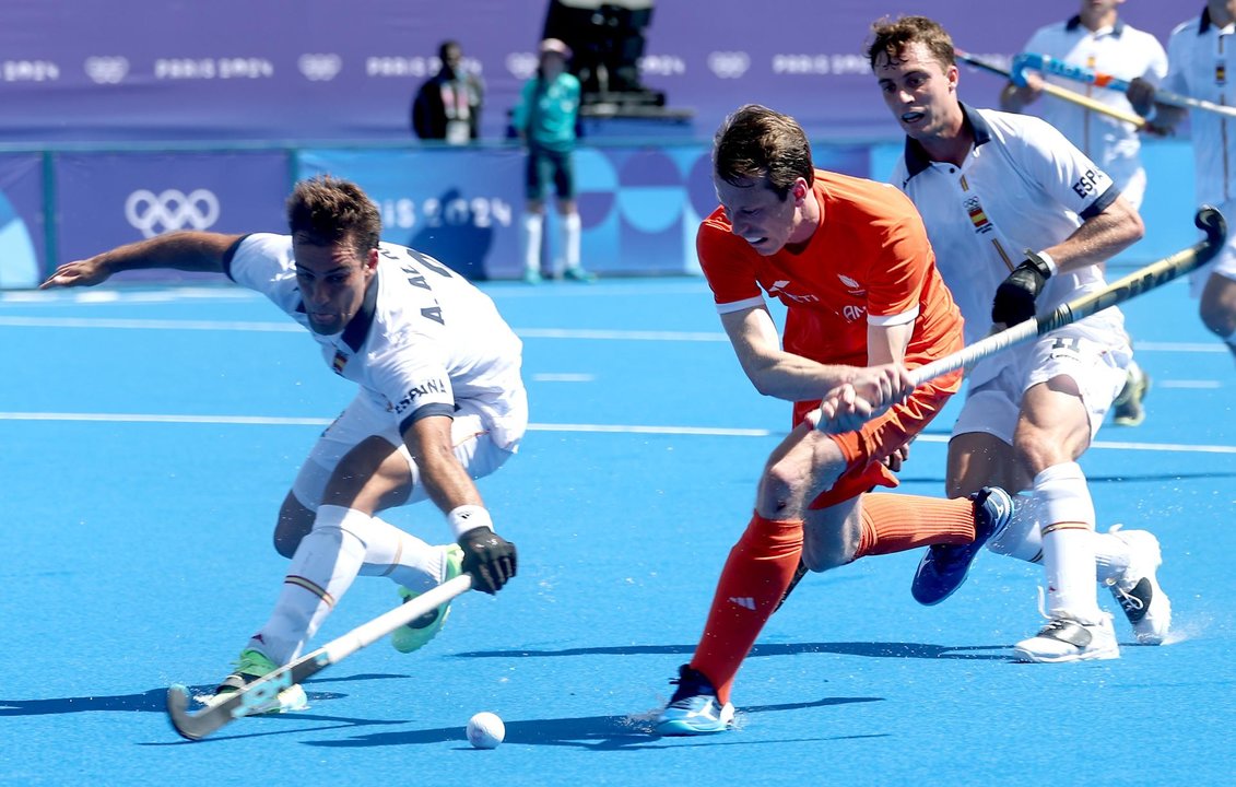 El español Alejandro Alonso (I) en acción ante el neerlandés Seve van Ass en el Yves-du-Manoir Stadium en Colombes, Francia. EFE/EPA/CHRISTOPHE PETIT TESSON