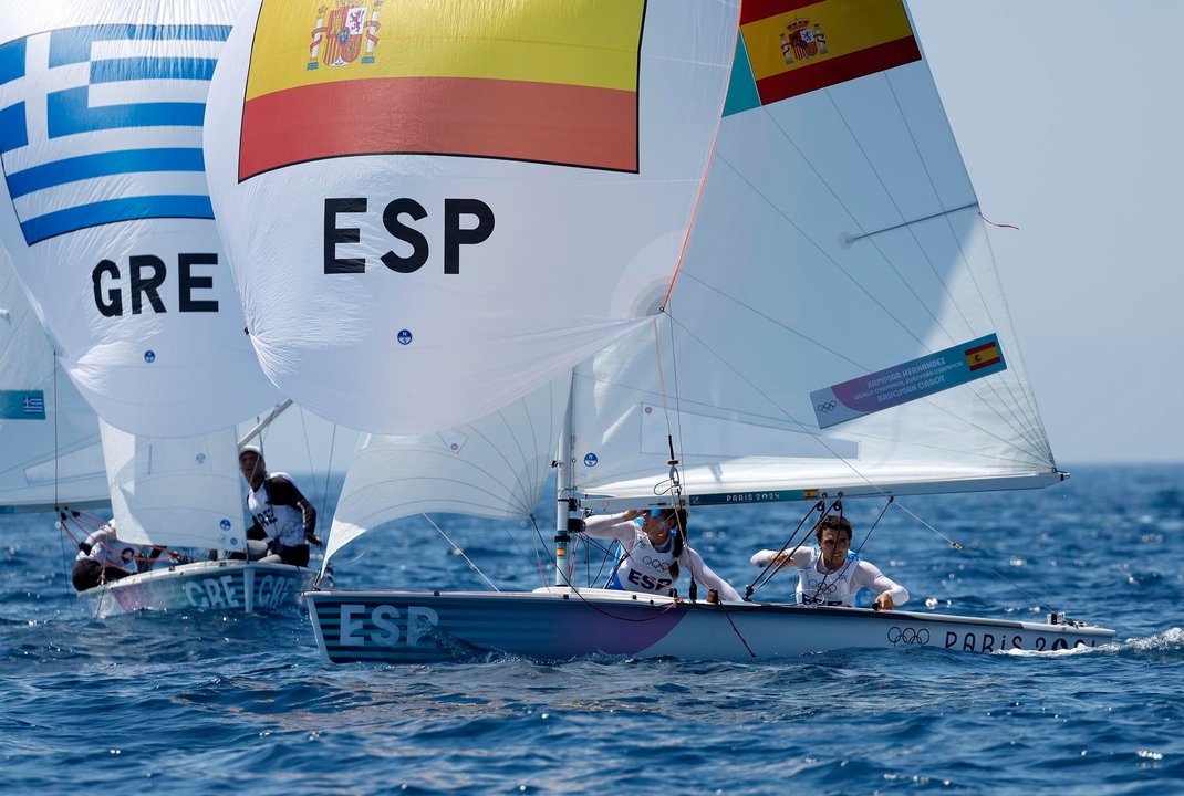 Jordi Xammar y Nora Brugman en la clase 470 mixto en aguas de Marsella, Francia. EFE/EPA/SEBASTIEN NOGIER