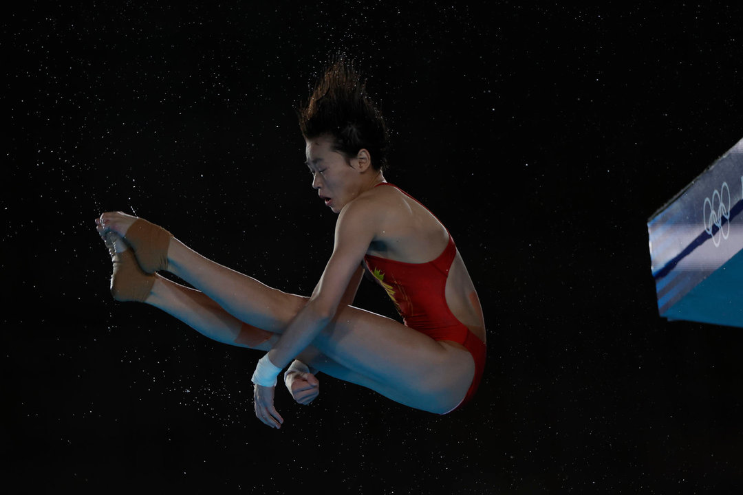 la joven saltadora china Hongchan Quan en su salto desde plataforma de 10 metros en el Centro Acuático de Saint-Denis, Francia. EFE/ Lavandeira Jr