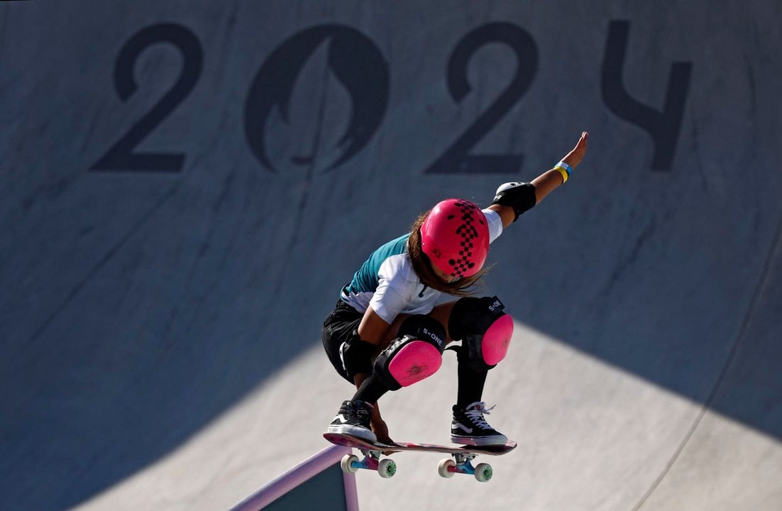 La australiana Arisa Trewcompite en la final de Skateboarding en La Concorde in Paris, Francia. EFE/EPA/YOAN VALAT