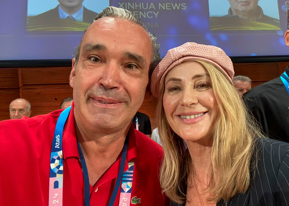 Nadia Comaneci (d), ex gimnasta, leyenda del olimpismo y ganadora de nueve medallas en los JJOO, entregó este martes al periodista asturiano de EFE, Adrián Rodríguez Húber (i), una placa de reconocimiento por sus 12 ediciones de cobertura de los Juegos, en un acto celebrado en la UNESCO, organizador por la AIPS -Asociación Internacional de la Prensa Deportiva-. EFE/Adrián R. Húber