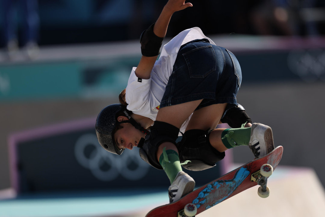 La skater española Naia Laso compite este martes, en la final de Skateboarding Park femenino de los Juegos Olímpicos París 2024 este martes, en la capital gala. EFE/ Sashenka Gutiérrez