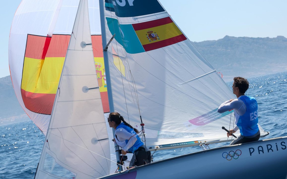 Nora Brugman y Jordi Xammar Hernandez compiten en las clase 470 en aguas de Marsella, Francia. EFE/EPA/OLIVIER HOSLET