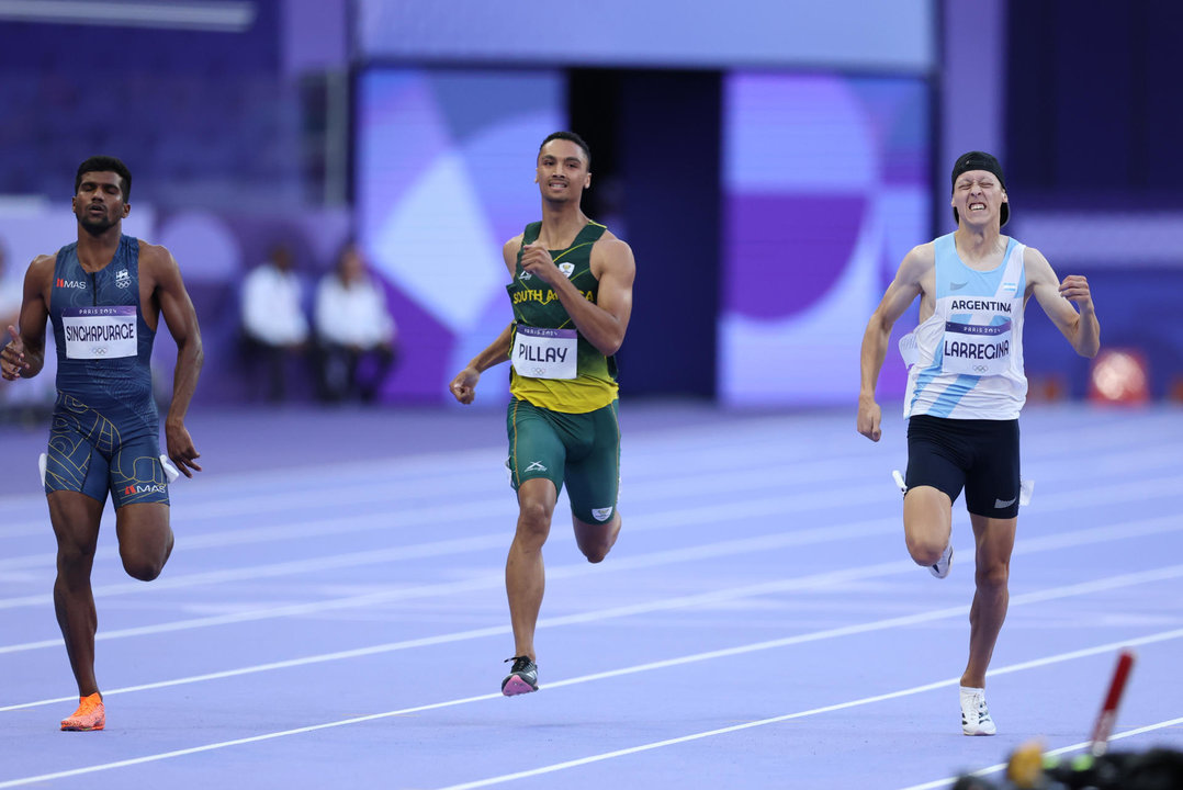 El atleta argentino Elián Larregina (d), el sudafricano Lythe Pillay (c) y Aruna Darshana de Sri Lanka este martes, en la semifinal masculina de los 400m parte del Atletismo de los Juegos Olímpicos París 2024 este martes, en la capital gala. EFE/ Juanjo Martín