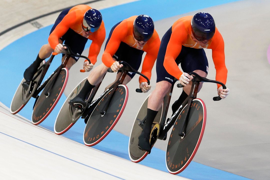 Los neerlandeses Roy van den Berg, Harrie Lavreysen y Jeffrey Hoogland en la prueba de velocidad por equipos en Saint-Quentin-en-Yvelines Velodrome en Saint-Quentin-en-Yvelines Francia. EFE/EPA/ERIK S. LESSER