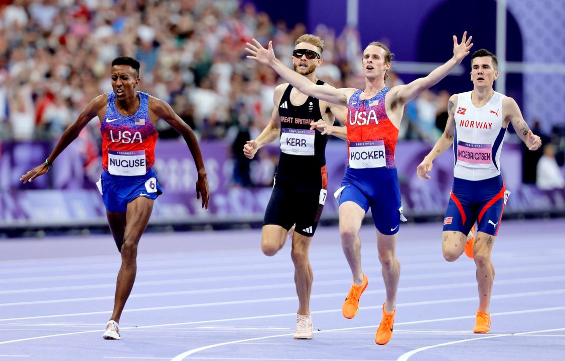 El estadounidense Cole Hocker celebra su victoria en Saint Denis, Francia. EFE/EPA/RONALD WITTEK