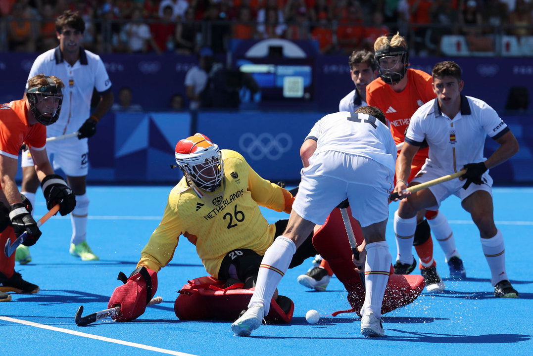 El jugador español Gerard Clapes (2d) se enfrenta al portero neerlandés Pirmin Blaak (c) durante la semifinal masculina de hockey hierba de los Juegos Olímpicos de París 2024 este martes en el estadio Yves-du-Manoir en Colombes. EFE/ Miguel Gutiérrez