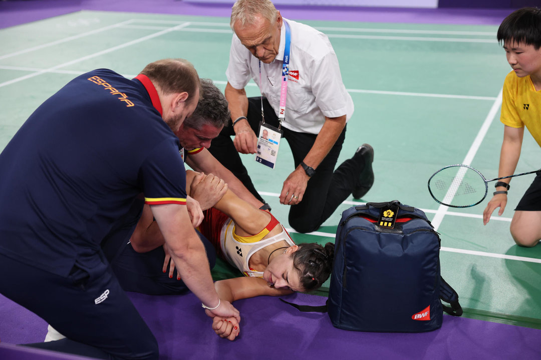 Carolina Marín, jugadora española de badmintón, tras lesionarse en la semifinal de los Juegos de París. . EFE/ Miguel Gutierrez