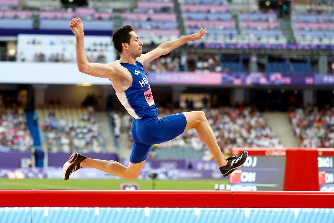 El griego Miltiadis Tentoglou retuvo su corona de campeón olímpico de salto de longitud. EFE/EPA/FRANCK ROBICHON