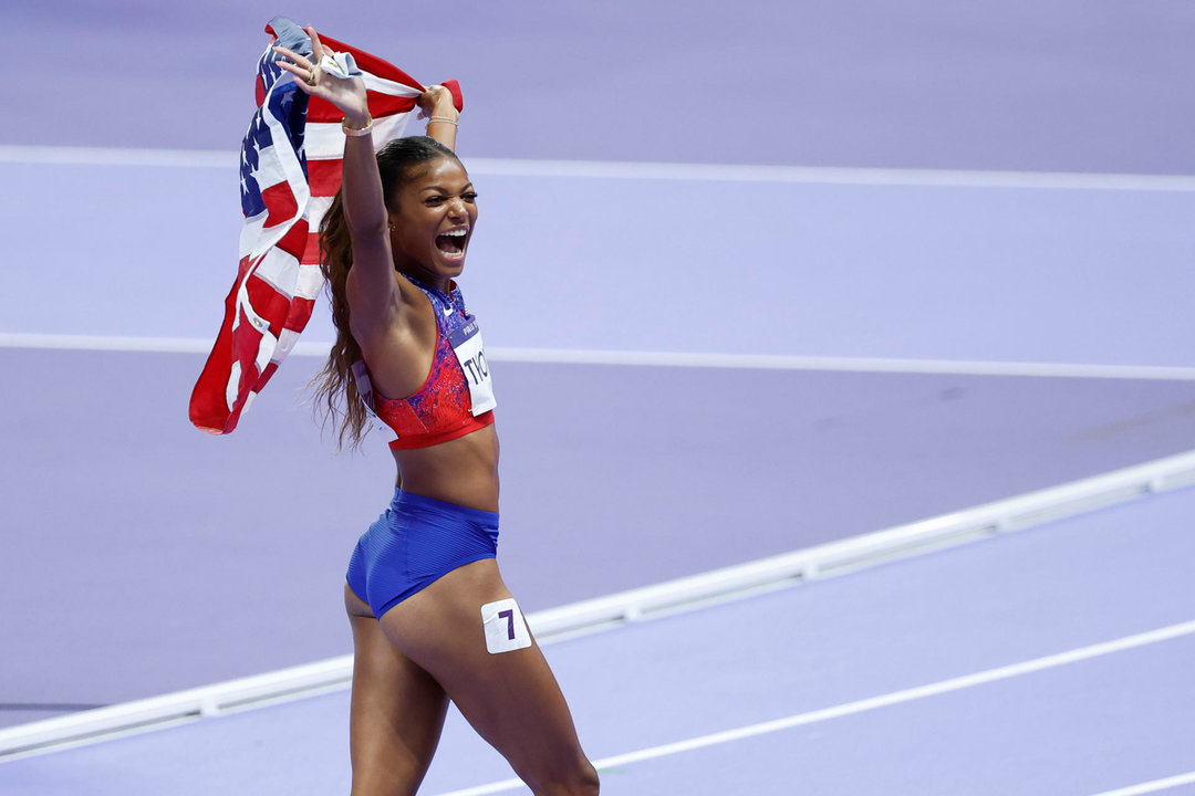 La atleta estadounidense Gabrielle Thomas celebra la medalla de oro en la final femenina de 200m parte del Atletismo de los Juegos Olímpicos París 2024 este martes, en la capital gala. EFE/ Juanjo Martín