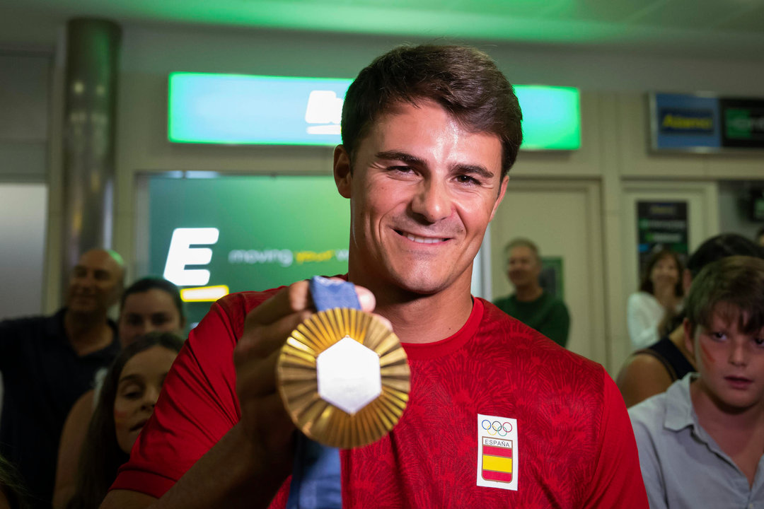 El campeón olímpico de vela en los juegos de Paris 2024, Diego Botín, a su llegada este martes al aeropuerto Seve Ballesteros de Santander. EFE/ Pedro Puente Hoyos