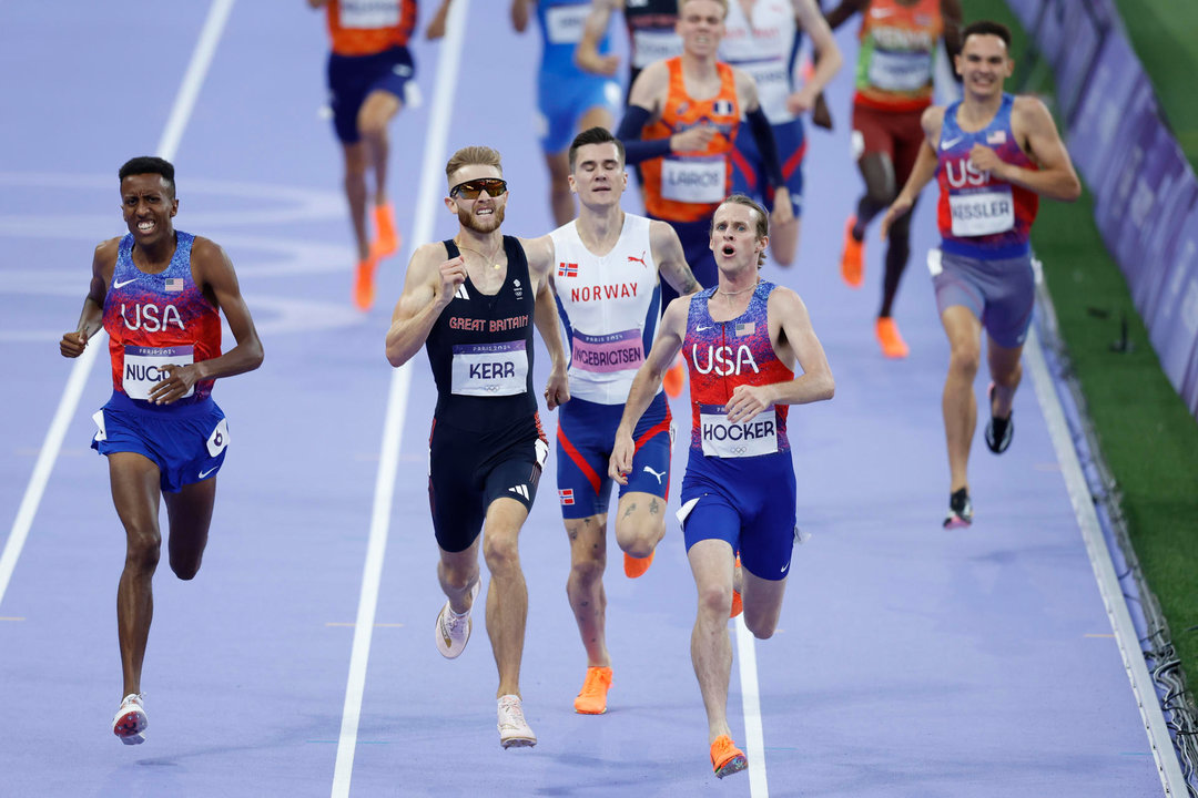 El atleta estadounidense Cole Hocker (d) celebra la victoria seguido del británico Josh Kerr (2i-plata) y el estadounidense Yared Nuguse (i-bronce) en la final masculina de 1500m parte del Atletismo de los Juegos Olímpicos París 2024 este martes, en la capital gala. EFE/ Juanjo Martín