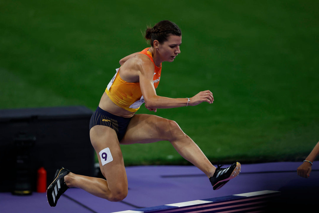 La atleta española Irene Sánchez-Escribano compiten en la final femenina de 3000m obstáculos parte del Atletismo de los Juegos Olímpicos París 2024 este martes, en la capital gala. EFE/ Juanjo Martín