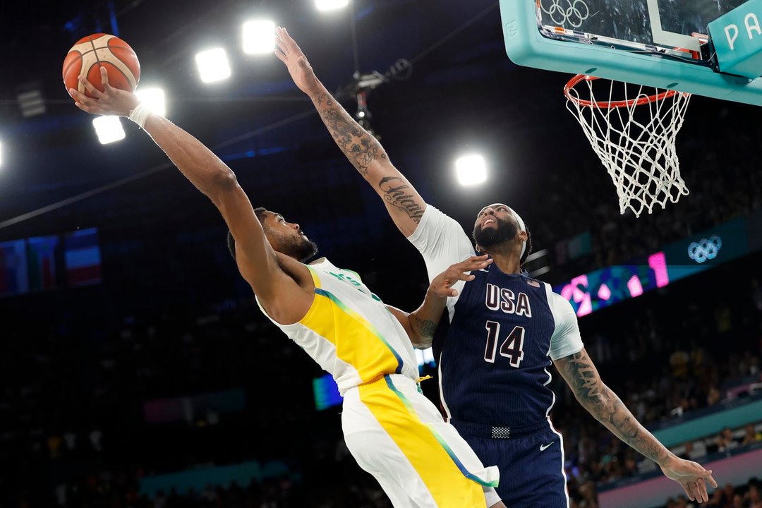 El brasileño Bruno Caboclo (I) y el estadounidense Anthony Davis en el South Paris Arena en Paris, Francia. EFE/EPA/CAROLINE BREHMAN